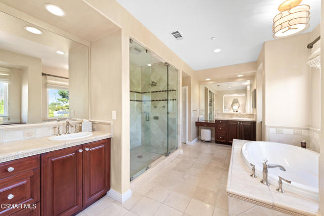 1008 N Country Club Drive, Simi Valley CA: https://media.crmls.org/mediaz/ddd07163-d90f-40d7-ad85-46e036ed7442.jpg