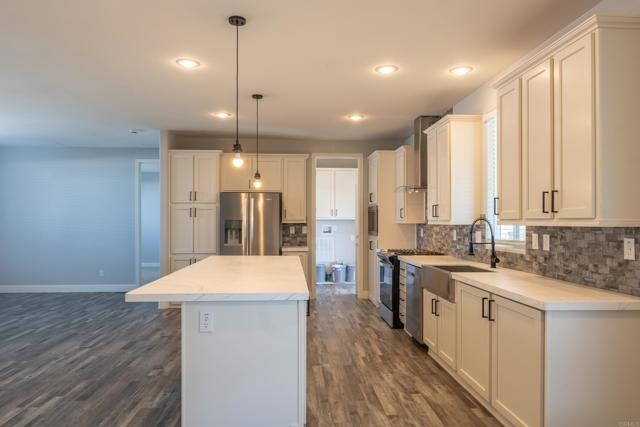 2003 Bayview Heights Dr, San Diego CA: https://media.crmls.org/mediaz/ddd0fe23-4cfb-4951-9d73-65d92e316557.jpg