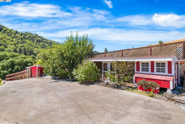 26928 Palomares Rd, Castro Valley CA: https://media.crmls.org/mediaz/ddd16c3f-0398-40c4-8cf2-dcdbffbb08ad.jpg