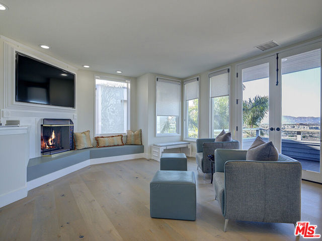 7800 Veragua Drive, Playa del Rey CA: https://media.crmls.org/mediaz/ddd26564-7e60-4b97-b4b9-0c4192dda973.jpg