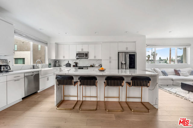 13133 VICTORY Boulevard photo 8