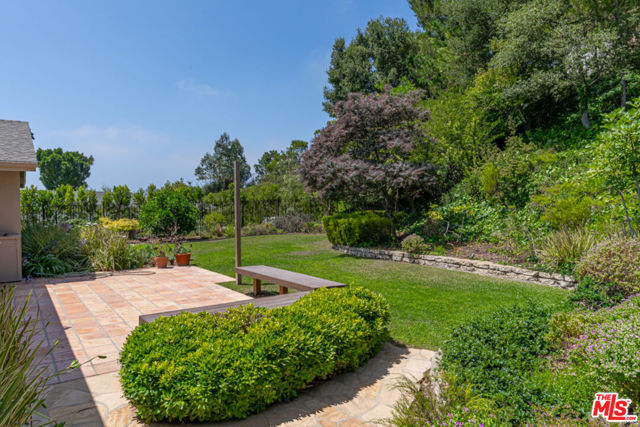 1053 Maroney Lane, Pacific Palisades CA: https://media.crmls.org/mediaz/ddd2a64a-cd3c-4695-800a-7eec5e0d93f8.jpg