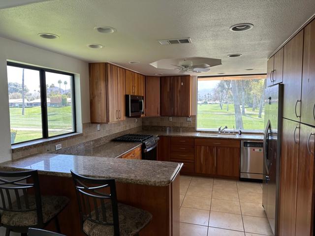 97 Don Quixote Drive, Rancho Mirage CA: https://media.crmls.org/mediaz/ddd2f90b-dfa8-4983-bf6b-828de25f920a.jpg