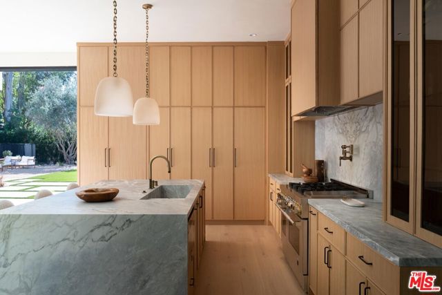 23340 Collins Street, Woodland Hills CA: https://media.crmls.org/mediaz/ddd330ea-fd57-4111-b135-58597585d402.jpg