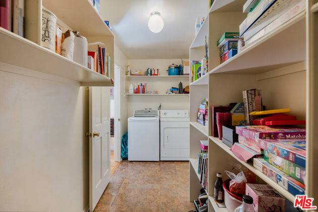 3735 Montuso Place, Encino CA: https://media.crmls.org/mediaz/ddd399d3-3e26-4cff-8e26-42b1bb4e7a0b.jpg