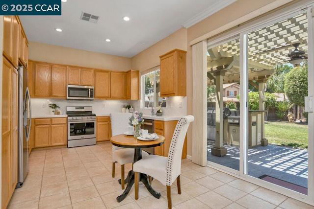 513 Mendota St, Brentwood CA: https://media.crmls.org/mediaz/ddd3a65d-8515-495e-887b-563463f9e26d.jpg