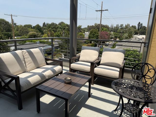 4180 Fair Avenue, Studio City CA: https://media.crmls.org/mediaz/ddd4cdf3-63fe-4e9e-a3c3-051167605794.jpg