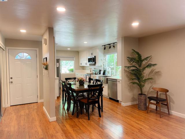 148 Ascot Ct, Moraga CA: https://media.crmls.org/mediaz/ddd50ae6-d84b-430e-a360-373ea25628de.jpg