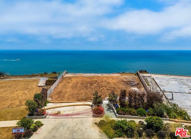 18434 Coastline Drive, Malibu CA: https://media.crmls.org/mediaz/ddd56593-41a5-46fc-a1fb-f9d5991df496.jpg