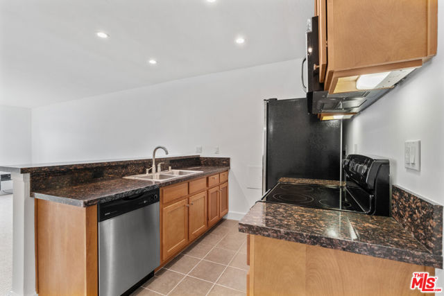 10982 ROEBLING Avenue, Los Angeles CA: https://media.crmls.org/mediaz/ddd57399-43ff-4b0f-bea6-b39b2b2899ff.jpg