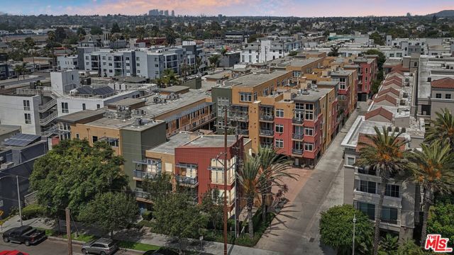 4050 Glencoe Avenue, Marina del Rey CA: https://media.crmls.org/mediaz/ddd62c81-2b18-4ccd-a976-fd1a230c831c.jpg