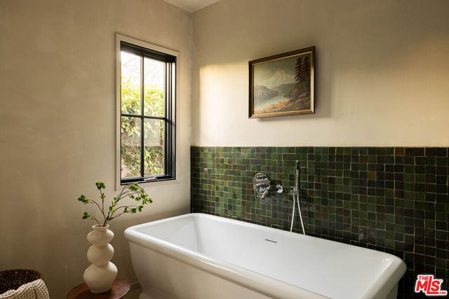 7907 Croydon Avenue, Los Angeles CA: https://media.crmls.org/mediaz/ddd66799-199d-44b8-8789-bf9e196060c1.jpg