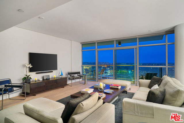 13650 MARINA POINTE Drive, Marina del Rey CA: https://media.crmls.org/mediaz/ddd71418-416e-42a8-9ba8-eba57abca782.jpg
