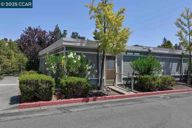 3333 Tice Creek Dr, Walnut Creek CA: https://media.crmls.org/mediaz/ddd723fd-89d1-4e3e-afa9-aca9618331ff.jpg