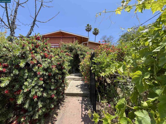 7618 Sunkist Dr, Oakland CA: https://media.crmls.org/mediaz/ddd7385f-5f6f-49bb-b4ff-b632d2b61c4f.jpg