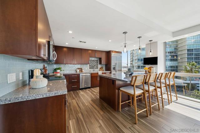 1810 Avenida Del Mundo, Coronado CA: https://media.crmls.org/mediaz/ddd74c61-5dc8-49e5-98f5-60396a5e29ac.jpg