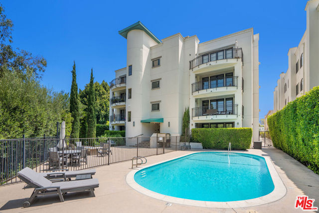 441 S Barrington Avenue, Los Angeles CA: https://media.crmls.org/mediaz/ddd9d207-79e7-46eb-9f35-531a4832d619.jpg