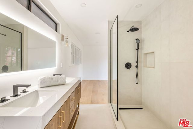 9315 Beverly Crest Drive, Beverly Hills CA: https://media.crmls.org/mediaz/ddda36f0-d411-4041-8896-7aa757876094.jpg