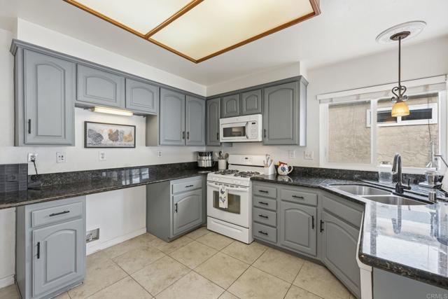 Detail Gallery Image 2 of 46 For 270 Chestnut Way, Oceanside,  CA 92057 - 3 Beds | 2 Baths