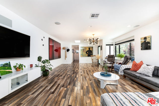1865 El Monte Drive, Thousand Oaks CA: https://media.crmls.org/mediaz/dddcae72-0569-41ce-a37f-9c59015e016d.jpg