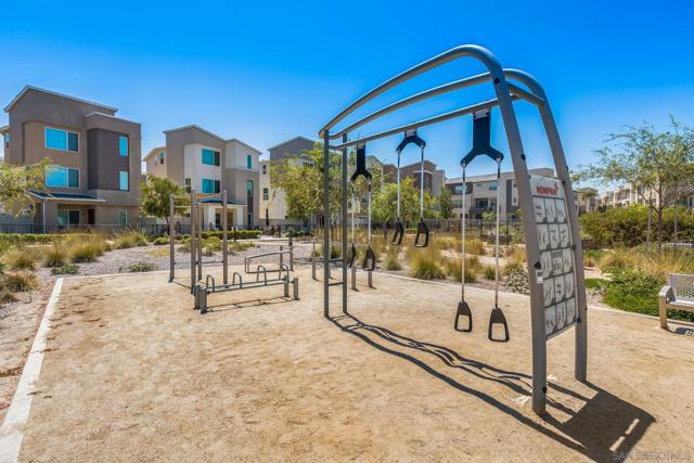 1821 Onyx Ln, Chula Vista CA: https://media.crmls.org/mediaz/dddd04fc-30dd-46b9-bbaa-2168caaa464f.jpg
