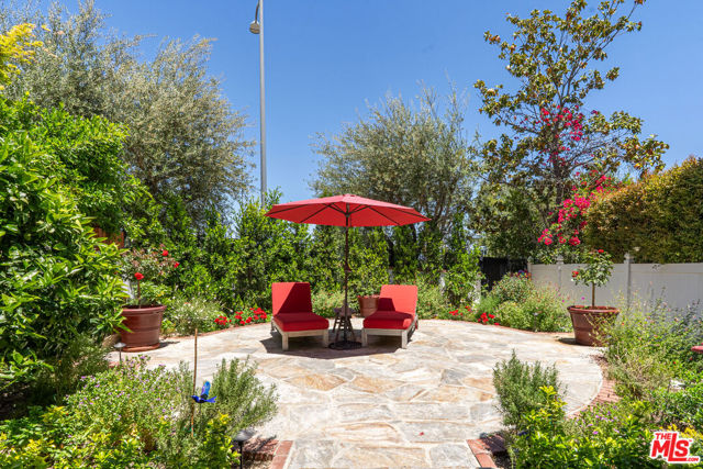 12555 The Vista, Los Angeles CA: https://media.crmls.org/mediaz/dddd1243-0448-44a3-8f2d-11303566c58e.jpg