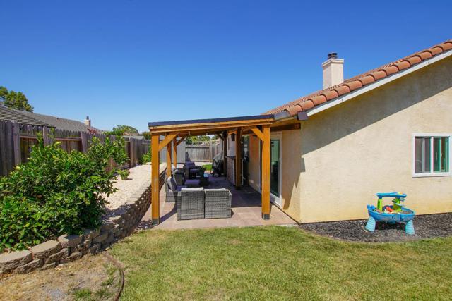 2171 Spruce Drive, Hollister CA: https://media.crmls.org/mediaz/dddda048-7720-427b-95e7-8a847219d19e.jpg