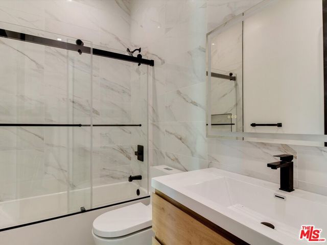 2817 S Redondo Boulevard, Los Angeles CA: https://media.crmls.org/mediaz/ddddeacd-72d8-4b89-80b9-0ae6b98e9427.jpg