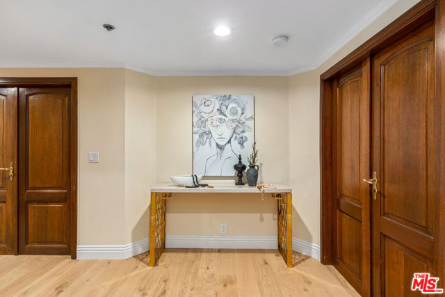 9249 Burton Way, Beverly Hills CA: https://media.crmls.org/mediaz/ddde8340-c8c2-404d-a15d-0dcd7288038e.jpg