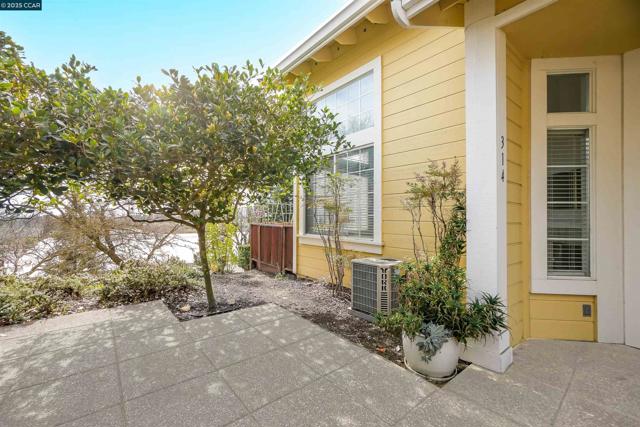 314 Skyline Dr, San Ramon CA: https://media.crmls.org/mediaz/dddf04c1-06fb-46a5-83df-667354b19e68.jpg