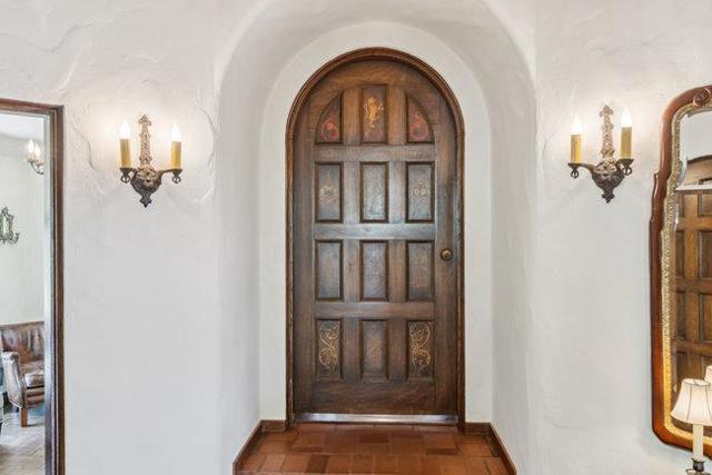 2307 Easton Drive, Burlingame CA: https://media.crmls.org/mediaz/dde05b28-22d7-4035-a815-6d8813e13bf7.jpg