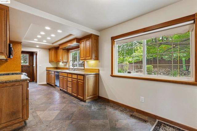HOW MANY RECESSED CANS DO YOU COUNT ?