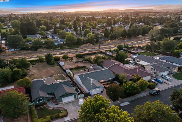 613 Joyce St, Livermore CA: https://media.crmls.org/mediaz/dde2144d-48dc-4334-812e-05a0e6a291c4.jpg