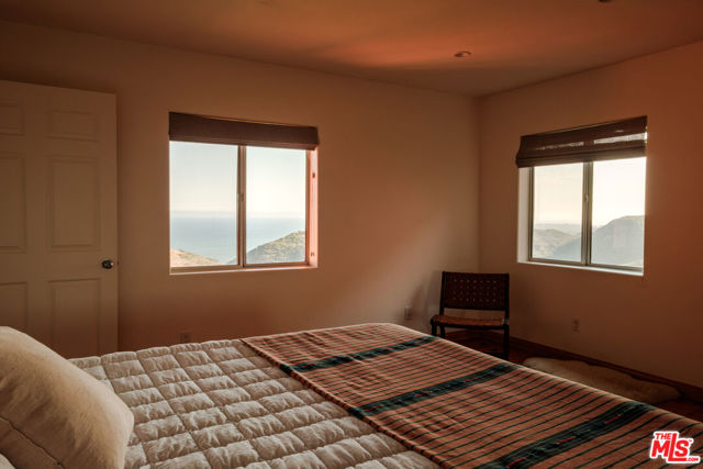 3029 Sequit Drive, Malibu CA: https://media.crmls.org/mediaz/dde24470-bcbc-42ca-94c9-0968e3e29400.jpg