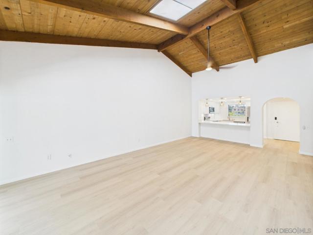 670 Bel Air Dr W, Vista CA: https://media.crmls.org/mediaz/dde27e0d-955f-47e8-9950-52595f0e967e.jpg