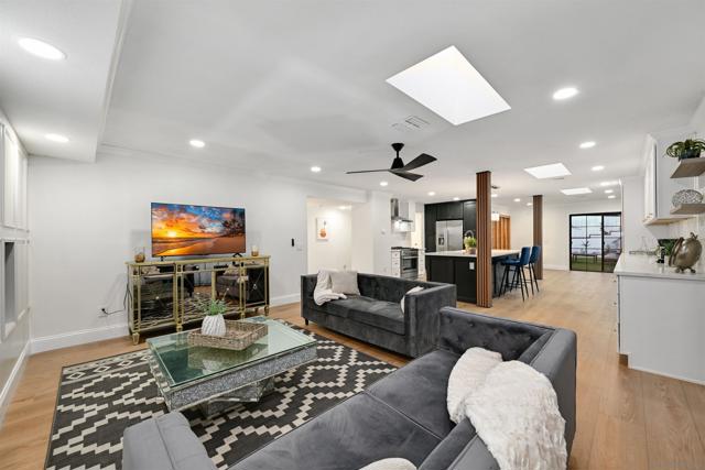 4367 Summit Dr, La Mesa CA: https://media.crmls.org/mediaz/dde2ca5a-e34f-4820-a366-882e8f28dafe.jpg