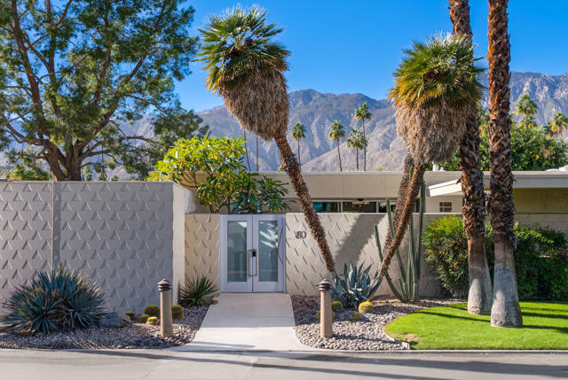 80 Lakeview Drive, Palm Springs CA: https://media.crmls.org/mediaz/dde33782-f722-47e2-8804-445bebf6461b.jpg