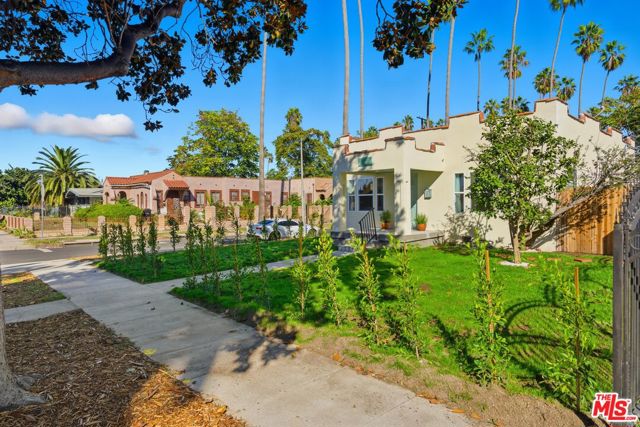 5200 S St Andrews Place, Los Angeles CA: https://media.crmls.org/mediaz/dde341a8-15ec-48e7-aca1-e235b116fda6.jpg