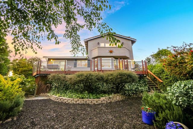 24948 Campus Dr, Hayward CA: https://media.crmls.org/mediaz/dde3a14b-7f0b-457a-a3d4-8256e5835cd6.jpg