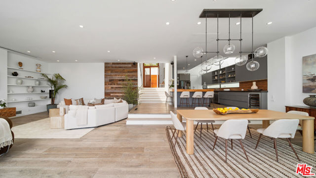 26814 Malibu Cove Colony Drive, Malibu CA: https://media.crmls.org/mediaz/dde4a33b-cf90-4aa5-a700-d520ab98dd89.jpg
