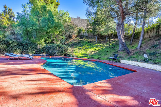 2925 Dona Susana Drive, Studio City CA: https://media.crmls.org/mediaz/dde4ef35-7d33-4c34-894c-632683876921.jpg