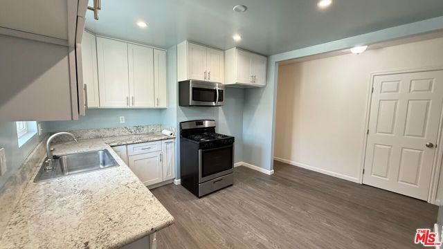 605 W 47th Street, Los Angeles CA: https://media.crmls.org/mediaz/dde52cca-b893-4f53-988b-ee0d4ff30137.jpg