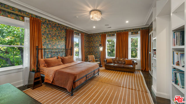 601 S Windsor Boulevard, Los Angeles CA: https://media.crmls.org/mediaz/dde5e9e2-f992-4d4e-b00e-d73073caf3c6.jpg