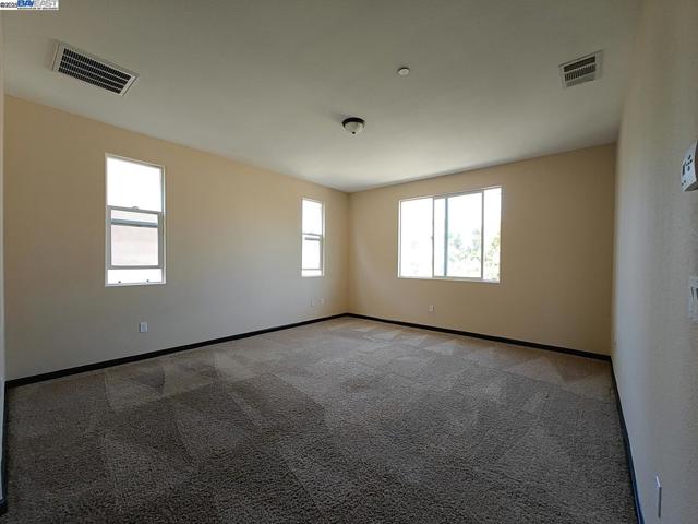 7283 Abbey Dr, Vallejo CA: https://media.crmls.org/mediaz/dde6413a-85dc-4b22-9790-eccc48c13f3a.jpg