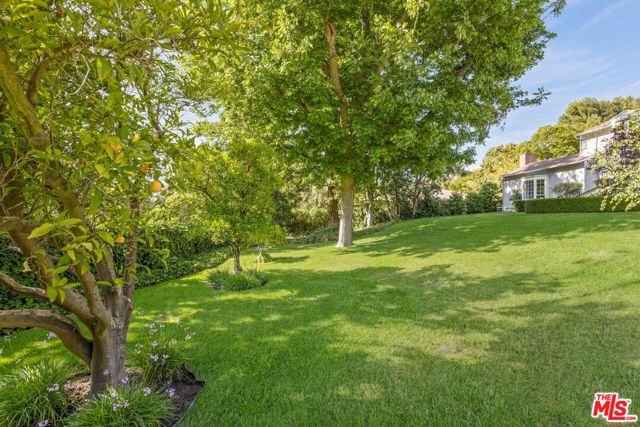 3734 Longridge Avenue, Sherman Oaks CA: https://media.crmls.org/mediaz/dde65686-8d85-459a-9bdb-4203e4d7c1e1.jpg