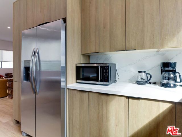 2815 1/2 S Redondo Boulevard, Los Angeles CA: https://media.crmls.org/mediaz/dde6e8a9-b1cf-493f-b374-8c3366f5461f.jpg