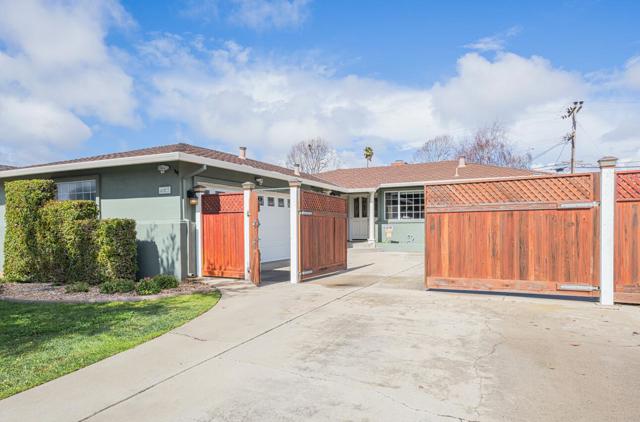 607 La Mesa Drive, Salinas CA: https://media.crmls.org/mediaz/dde77153-b247-40d0-a75e-1e7f4b8e6c72.jpg