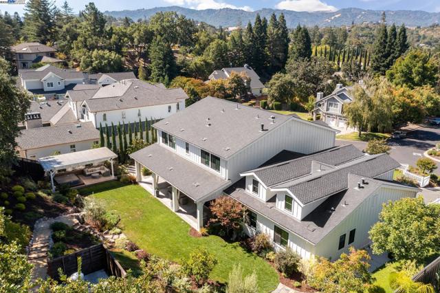 2621 Royal Oaks Dr, Alamo CA: https://media.crmls.org/mediaz/dde82cff-3c6c-46ef-b616-69cd1e565ea2.jpg