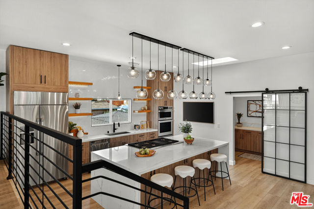 2603 Crestmoore Place, Los Angeles CA: https://media.crmls.org/mediaz/dde93d8e-1392-409f-a876-91cdec85871c.jpg