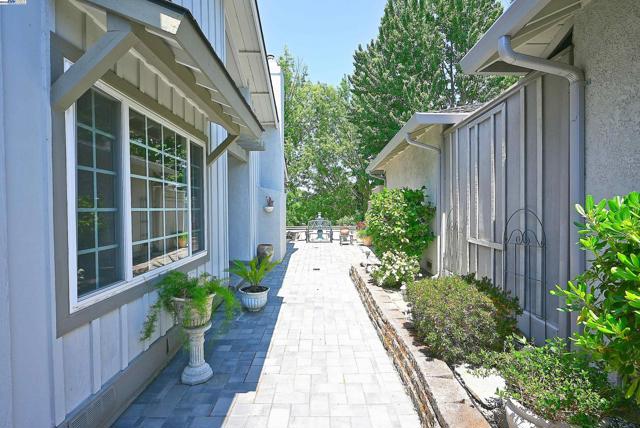 727 Paradise Valley Ct, Danville CA: https://media.crmls.org/mediaz/dde9e63d-d7fb-4e17-8f7c-01df9bebc2b2.jpg